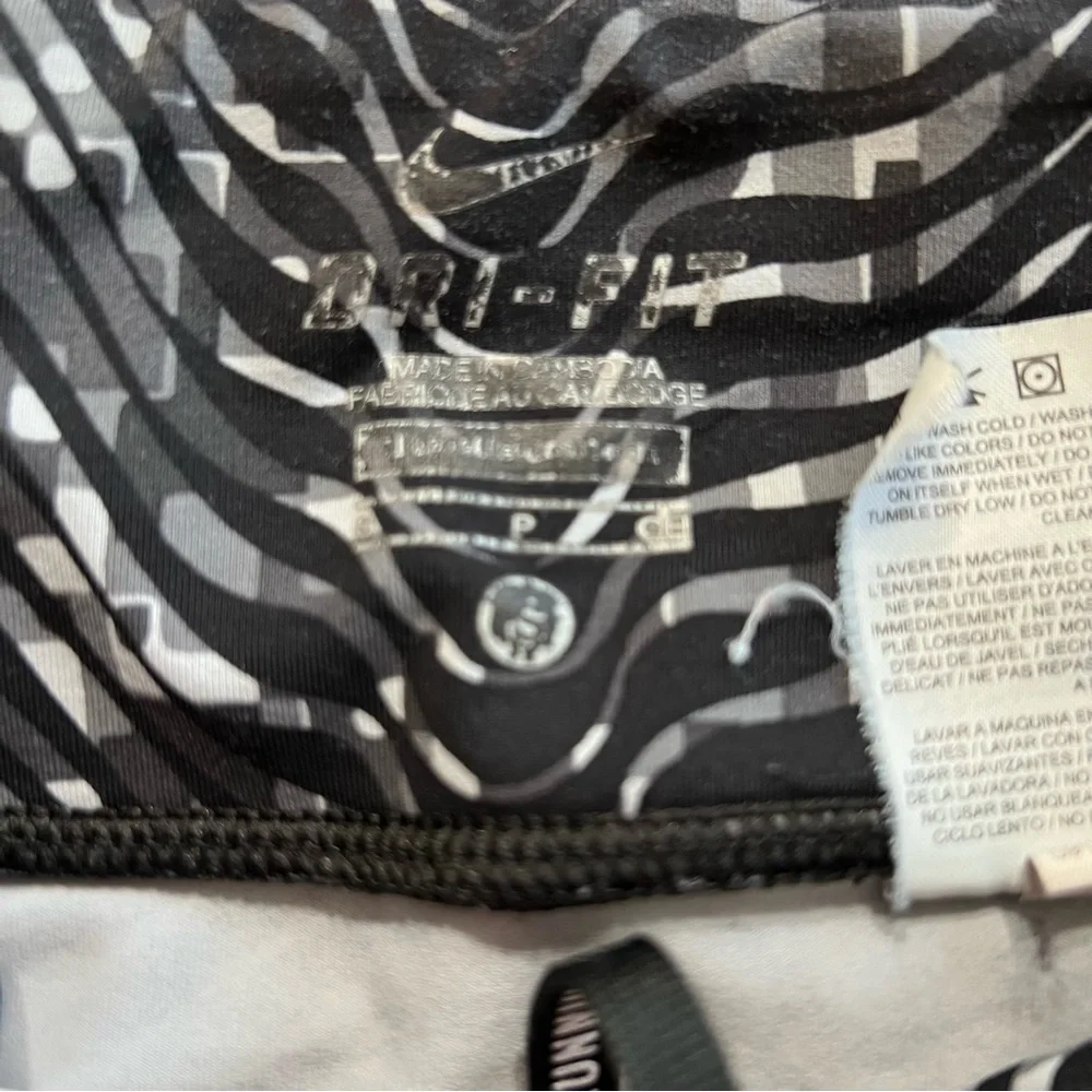 Nike Dri-FIT Patterned Capri Leggings – Size Small